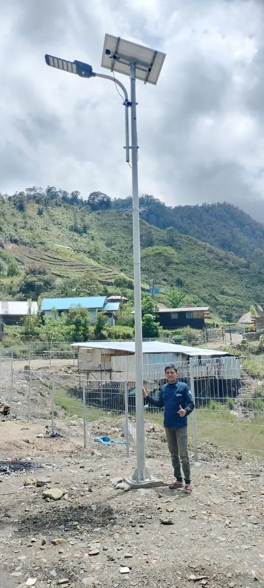 Lampu Jalan Solar Cell 2 in 1 & All in One dari Krisna Mandiri Utama: Solusi Penerangan Hemat Energi